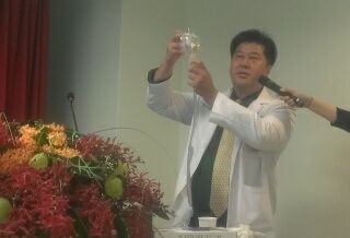 袁明琦醫師發明集尿器 獲發明獎-焦點人物 袁明琦醫師發明集尿器 獲發明獎-焦點人物